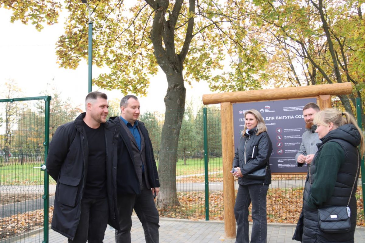 В преддверии Дня защиты животных при поддержке «Единой России» в рязанском парке имени Гагарина открылась современная площадка для выгула собак