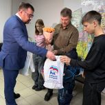 Активисты «Единой России» в Новосибирске поздравляют многодетных отцов