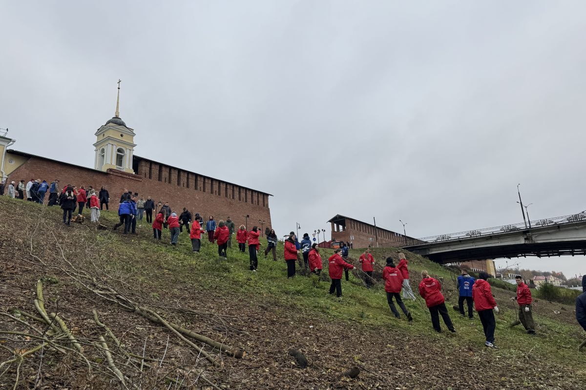 В Смоленске «Единая Россия» организовала субботники на берегу Днепра