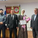 Представители партии «Единая Россия» в Сунженском районе поздравили педагогов школы № 1 с.п. Галашки с Днём учителя