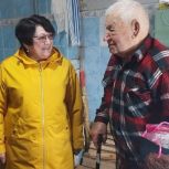 Людмила Талабаева навестила ветерана Великой Отечественной войны Ивана Молчанова в Красноармейском округе