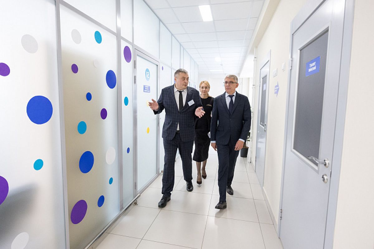 Дмитрий Миляев посетил МФЦ «Мои возможности»