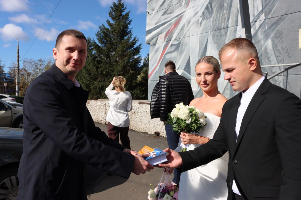 «Единая Россия» поздравила молодожёнов в Октябрьском округе с бракосочетанием