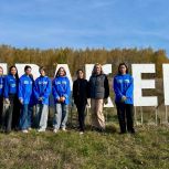 Ко Дню рождения Президента молодогвардейцы Красноармейского отделения высадили деревья на берегу Шатьмы