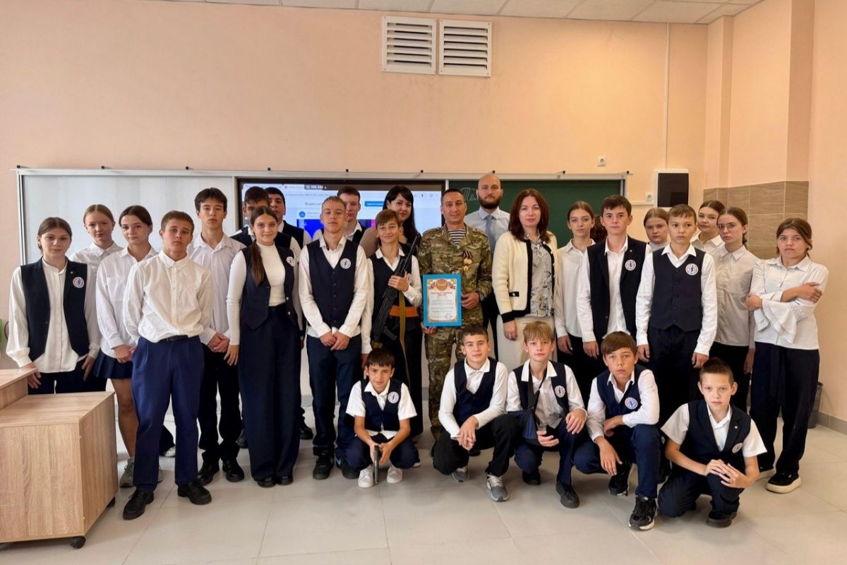 При поддержке «Единой России» в Азове прошёл патриотический урок в честь воссоединения Донбасса и Новороссии с Россией