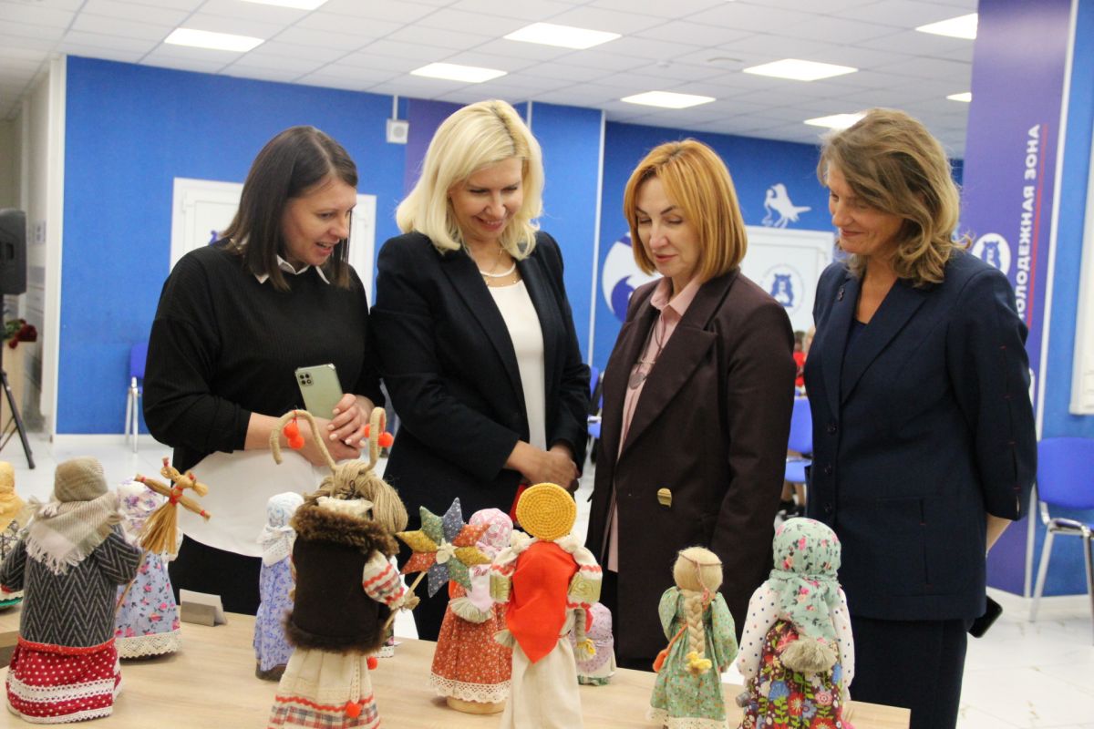 Партийцы открыли выставку мастеров народного творчества