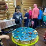 «Единая Россия» продолжает помогать семьям в рамках акции «Собери ребёнка в школу»