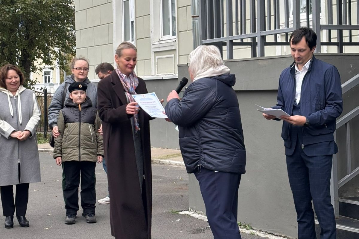 В Архангельске на территории школы № 9 имени Константина Симонова появился сквер «Три березы»