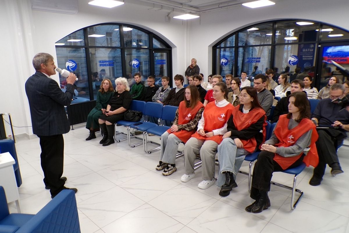 Молодежь Томска отметила День отца встречей с ветераном СВО