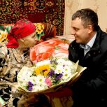 Партийцы поздравили жительницу Среднеуральска с 95-летием
