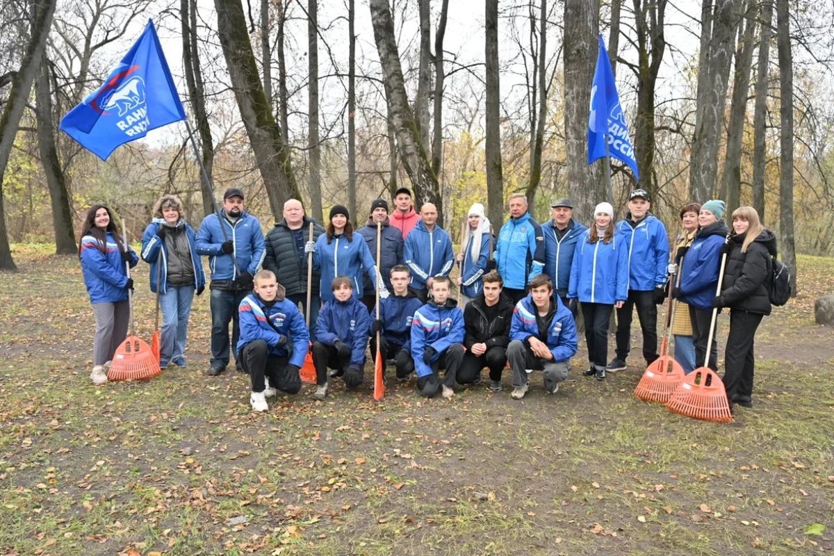 «Единая Россия» провела субботник по уборке территории у Екатерининской часовни в Великих Луках