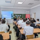 В Махачкале прошла «Классная встреча» школьников с известными отцами, приуроченная ко Дню отца