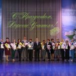 «Учитель способен дать то, что не заменит ни одна реформа и никакие технологии»: единороссы поздравили петербургских педагогов с профессиональным праздником