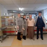 В Кирсанове партийцы проверили организацию питания в образовательных учреждениях