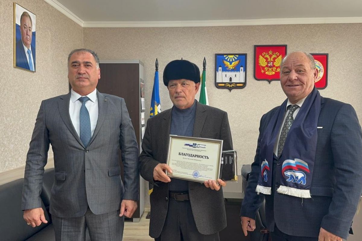 Председатель Городского совета г. Карабулак Алихан Хамхоев поздравил труженика сельского хозяйства с профессиональным праздником