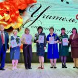 Цветы и поздравления – учителям! Единороссы по всей Смоленщине поздравили педагогов с профессиональным праздником