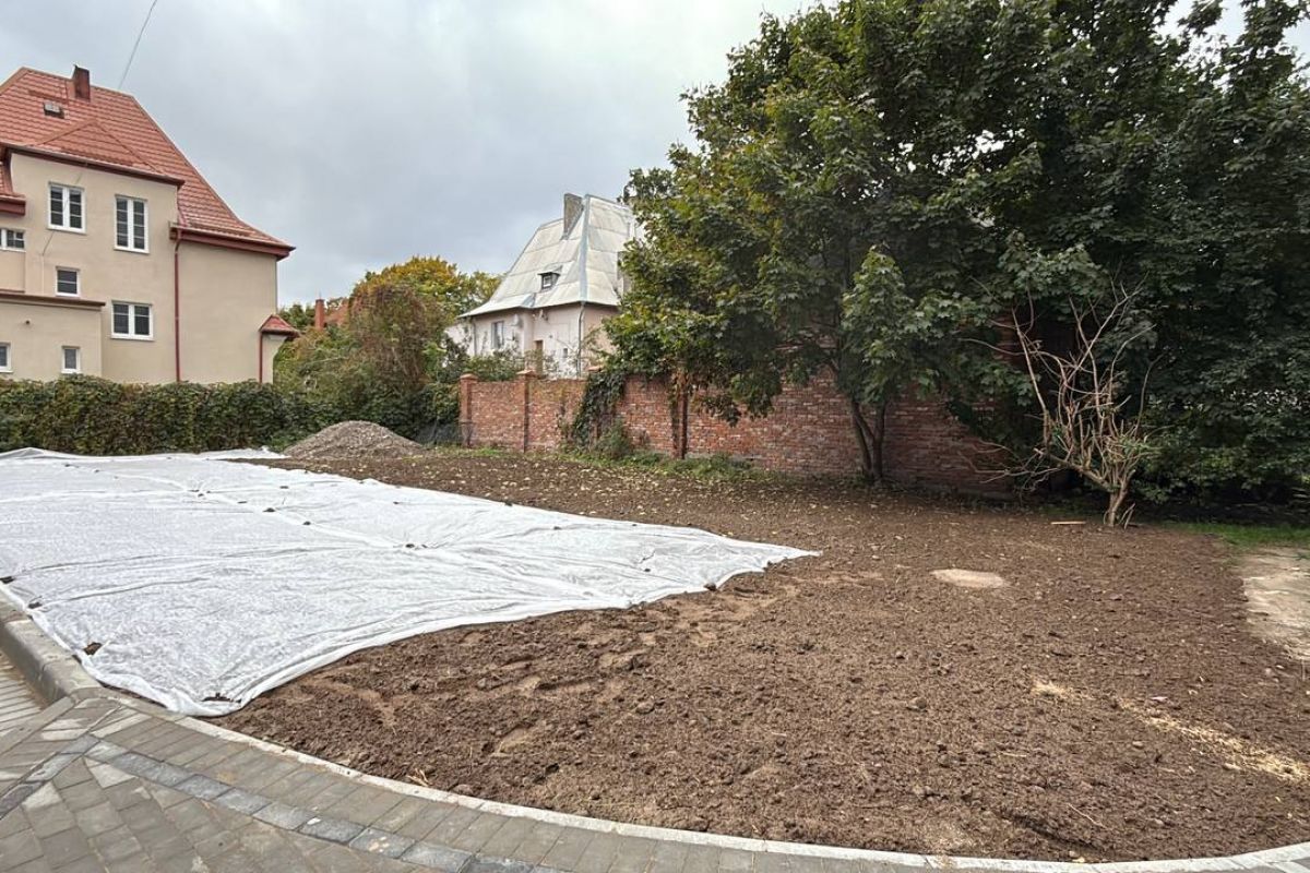 Единороссы проинспектировали работы по ремонту двора