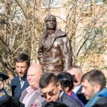 В Кемерове единороссы открыли обновлённую статую «Лётчик»