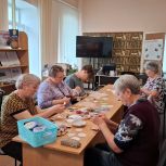 Клуб выходного дня «Ветка сирени» под руководством секретаря первичного отделения партии «Единая Россия» Натальи Белышевой провёл мастер-класс «Цветок из капрона»