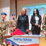 По партпроекту «Новая школа» в Зернограде установлены три «Парты Героя» участникам спецоперации