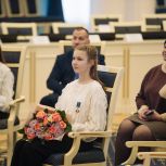 В Рязанской областной Думе в рамках проекта «Дети-герои» состоялось чествование школьницы из Скопина Варвары Матюшкиной