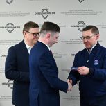 Владимир Якушев вручил партийные билеты «Единой России» депутатам — ветеранам СВО в Челябинской области