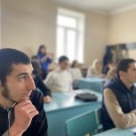 Единороссы организовали для молодежи встречу с участником СВО