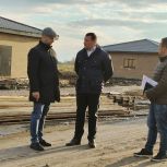 Владислав Фролов проконтролировал ход строительства малоэтажного жилого комплекса в Рязанском районе