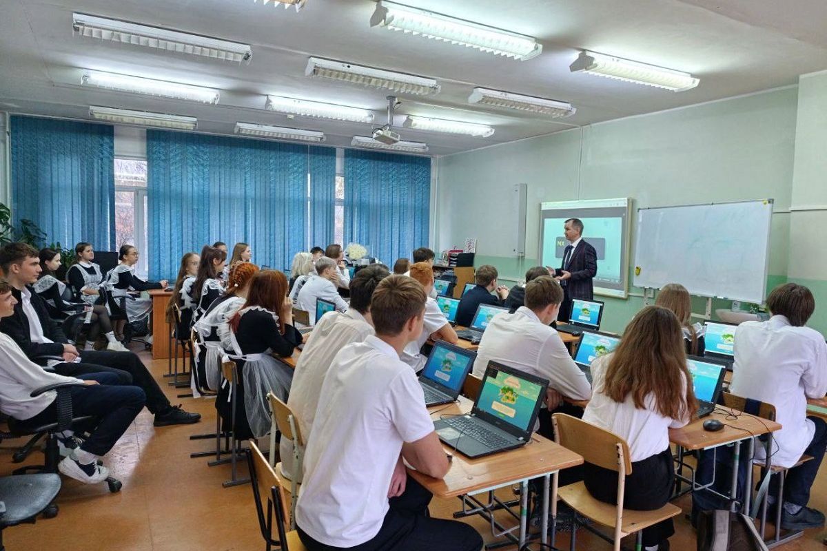 «Единая Россия» провела «Урок цифры» для школьников Барнаула