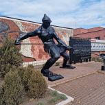 В Енакиево (ДНР) активисты «Единой России» благоустроили территорию памятника металлургам