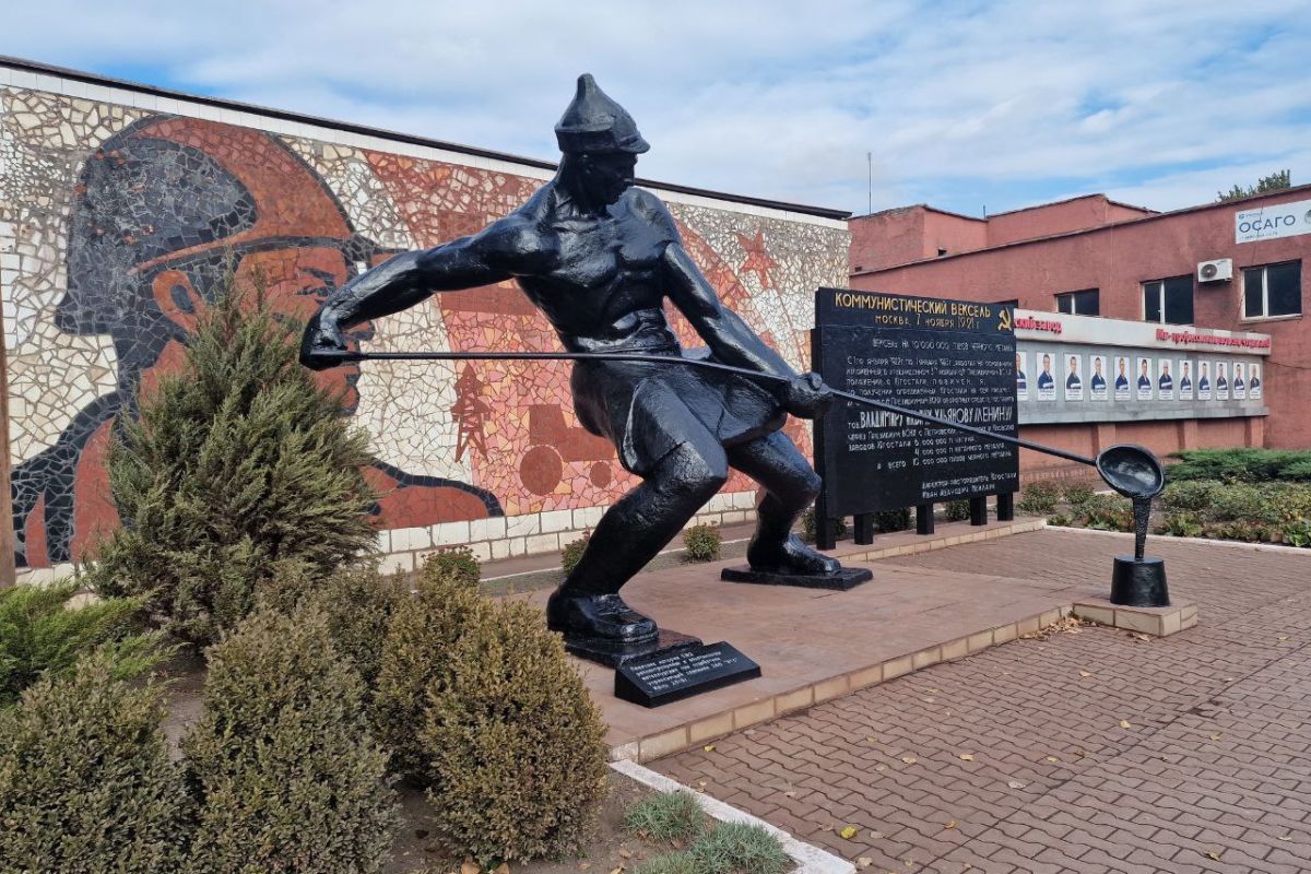 В Енакиево (ДНР) активисты «Единой России» благоустроили территорию памятника металлургам
