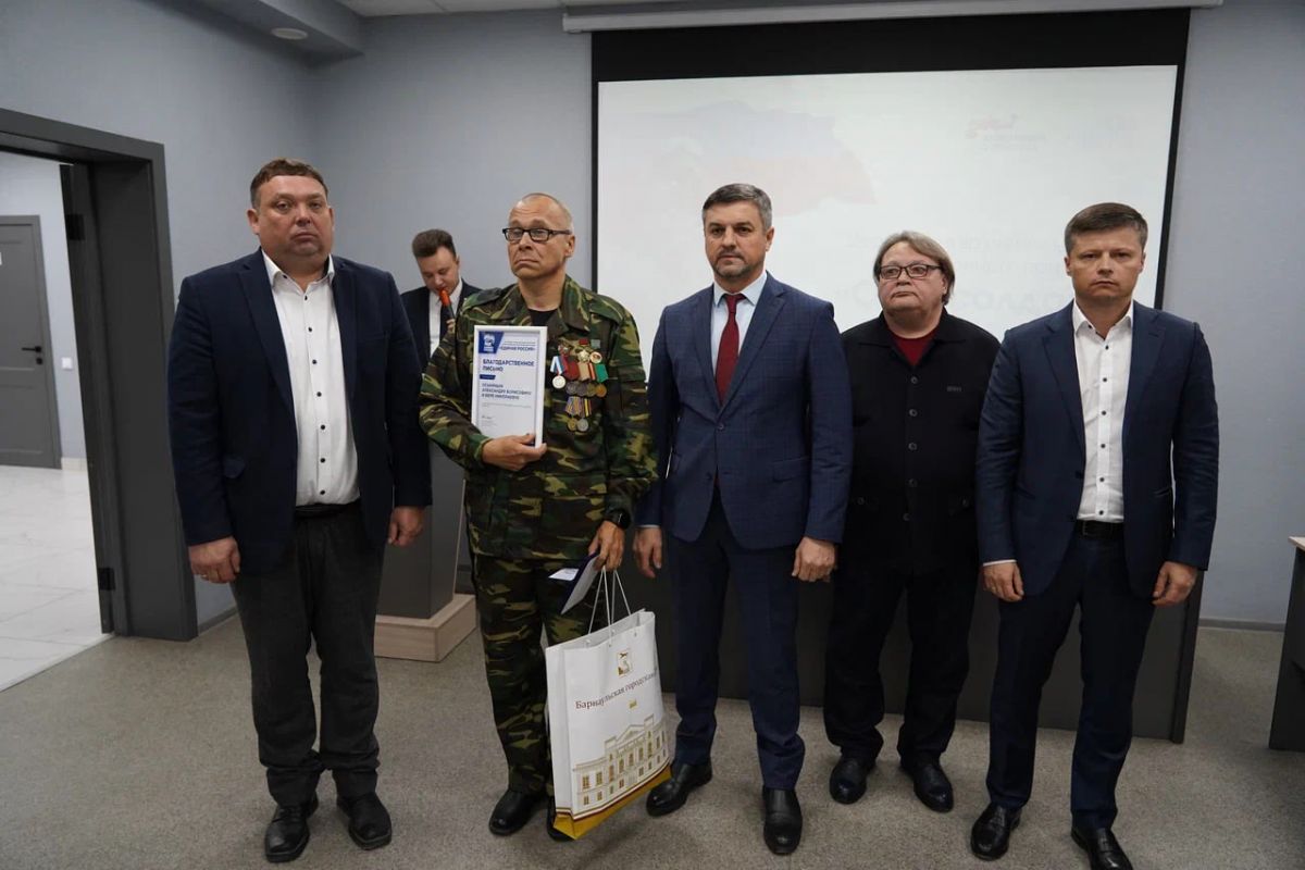 Депутаты «Единой России» вручили медали общественного признания «Отец солдата» жителям Барнаула