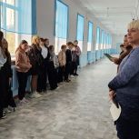 В Карабаше в День воссоединения член «Молодой Гвардии Единой России» Дарья Архипова провела торжественную линейку «Мы вместе»