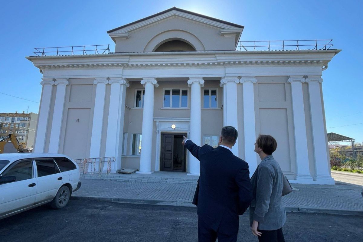 «Единая Россия» организовала уборку территории строящегося спорткомплекса в Бийске Алтайского края