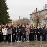 Вольские школьники почтили память погибших солдат