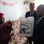 Депутаты Елена Кадирова и Размик Мамиконян поздравили с 95-летием жительницу Чебоксар
