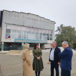 Народный контроль «Единой России» проверил ход работ в Чаплинском культурно-досуговом центре и кинозале Каланчака