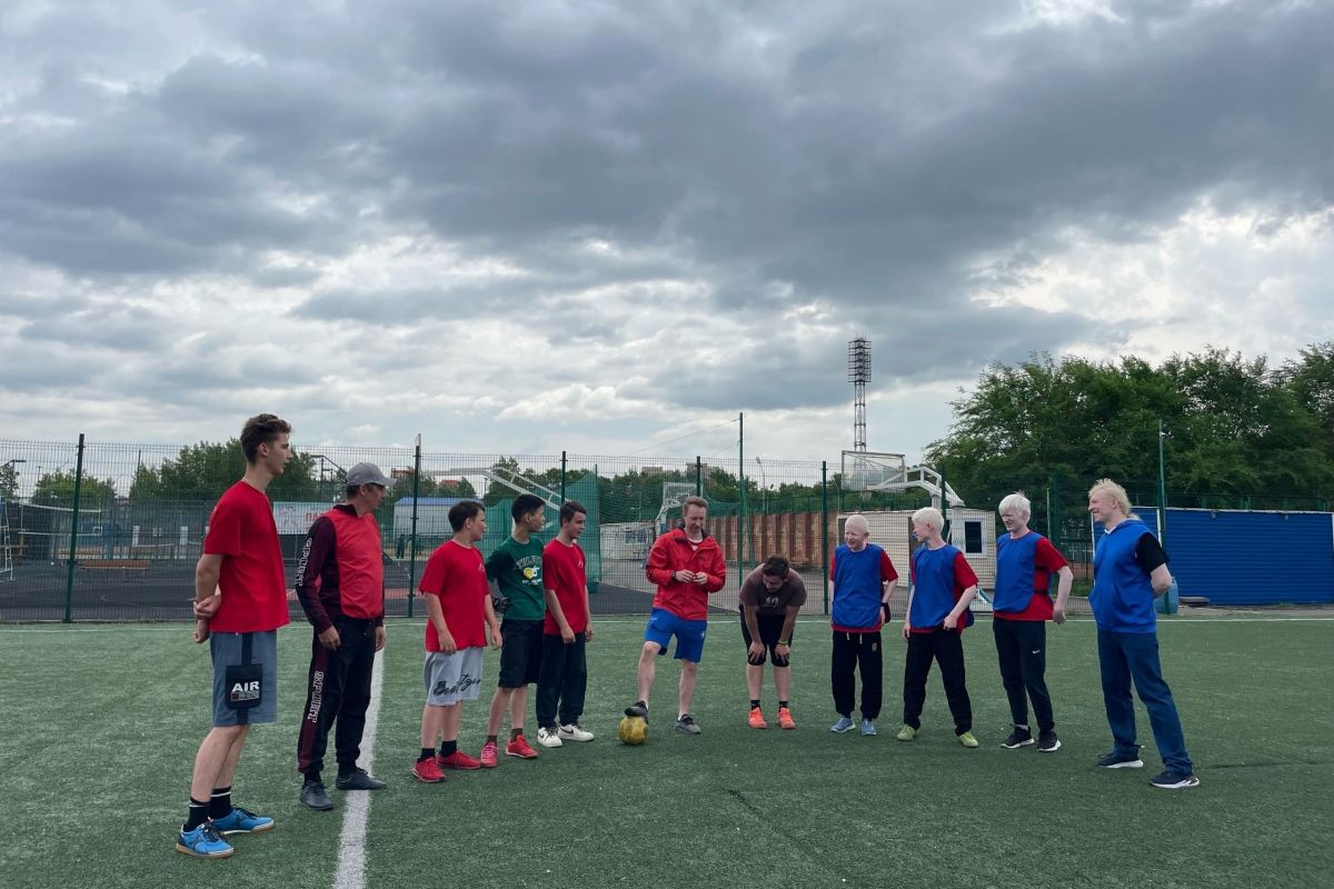 В Красноярске организовали спортивный праздник для представителей Общества слепых ко Дню России