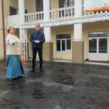 Вячеслав Малых и Вячеслав Погудин помогли приобрести мобильную сцену для Дворца национальных культур в Нижнем Тагиле