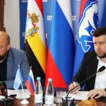 Евгений Лобов  поздравил Евгения Маслова с избранием и пожелал успешной работы