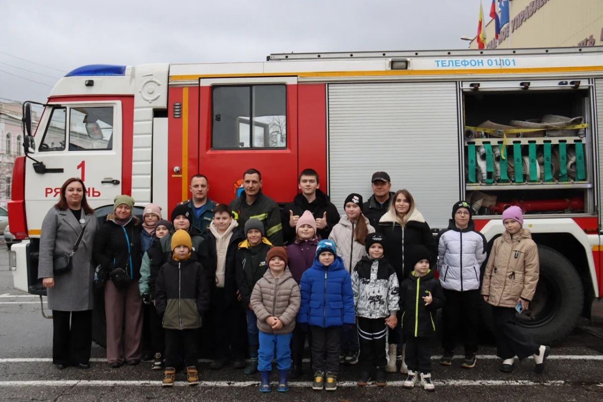 В Рязани при содействии «Единой России» дети участников СВО побывали на экскурсии в музее МЧС