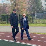Михаил Зубарев оценил темп реконструкции школьного стадиона в Асбесте