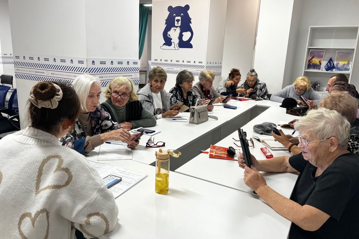 В Тамбове единороссы помогают старшему поколению освоить мессенджер MAX