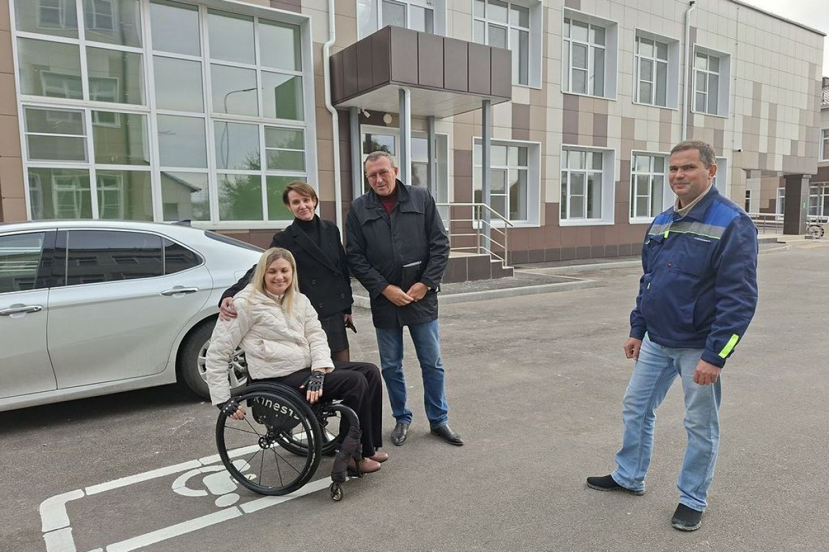 Партийный десант проверил осмотрел реконструкцию Ленинской школы