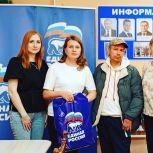 В Болотном активисты «Единой России» поздравили с Днем отца ветерана СВО и многодетных пап