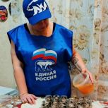 Орехи, изюм, семечки и мёд: активистка Рассказовского местного отделения партии «Единая Россия» Татьяна Утешева продолжает изготавливать витаминные питательные смеси для бойцов СВО