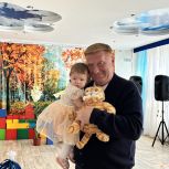 В День рождения Президента РФ единороссы передали сладости в Луганский Дом ребенка