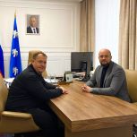 Руководитель исполкома Единой России Донецка Алексей Муратов поздравил Евгения Маслова с избранием