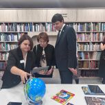 Михаил Зубарев открыл модельную библиотеку в Рефтинском