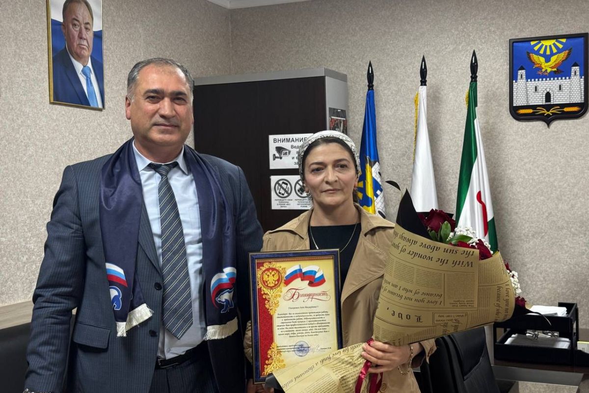 Активисты партии в Карабулаке поздравили учителей с профессиональным праздником